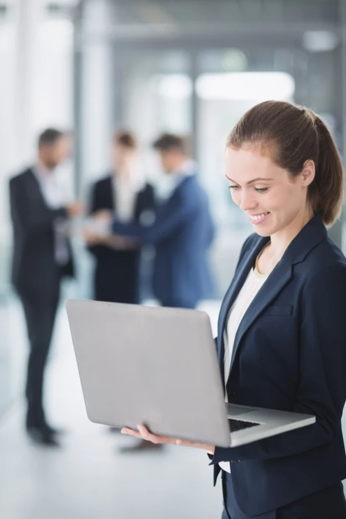 Renta de computadoras en Guadalajara - Renta de computadoras en Guadalajara Renta de computadoras en Guadalajara - mujer negocios utilizar computadora portatil 107420 84833.jpg 683x1024 - Renta de computadoras en Guadalajara